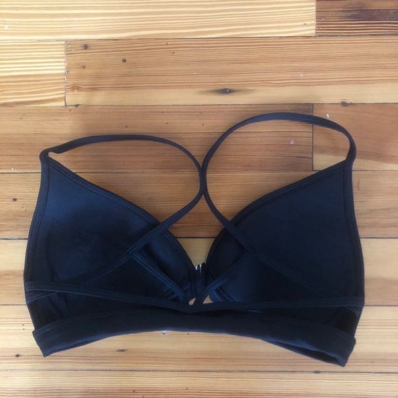 Black sports bra that clasps in front - Picture 2 of 3